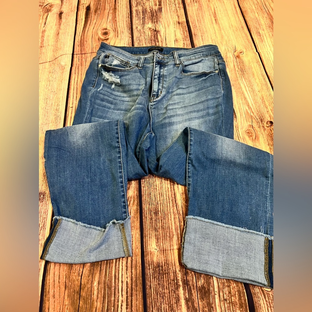 Judy Blues, 16w, distressed, new with out tags. Perfect condition.